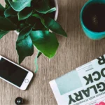 تستفيد المصانع الذكية من إنترنت الأشياء والذكاء الاصطناعي، مما يزيد من الكفاءة ويقلل من وقت التوقف عن العمل