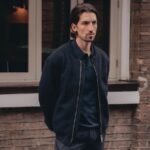 لمحبي الموضة.. قمصان برقبة  V أناقة وجمال